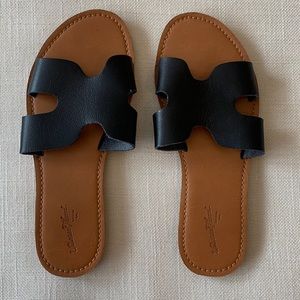 Black sandals size 6